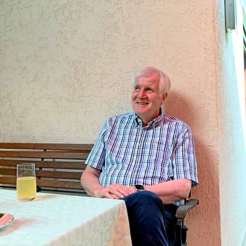 Horst Seehofer auf seiner Terasse in Gerolfing kurz vor seinem 75. Geburtstag.