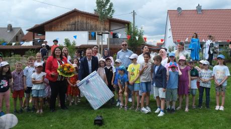 Zur Einweihung des Hortes "Ritterburg" überreichte Merings Bürgermeister Florian Mayer (Mitte) der Einrichtungsleiterin Marina Bunk 
(links), den Kindern und ihrem Betreuerteam (hinten) ein Geschenk. 
