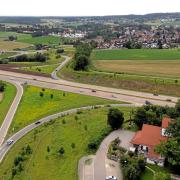 Das Luftbild zeigt den Verlauf Bahntrasse bei Adelsried entlang der Autobahn A8.