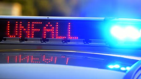 Eine Polizistin kollidiert bei einem Einsatz in Ingolstadt mit dem Auto einer 80-Jährigen.