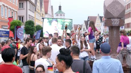 Guntiafest und Fußball-EM: Am Wochenende herrschte in der Günzburger Altstadt beste Stimmung. In diesem Jahr musste deswegen sogar der Günzburger Stadtturm
etwas ins Abseits rücken.