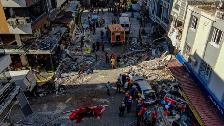 Feuerwehrleute und Rettungskräfte arbeiten nach einer Explosion. Bei einer mutmaßlich durch Gas verursachten Explosion in der westtürkischen Küstenmetropole Izmir sind mindestens fünf Menschen ums Leben gekommen.