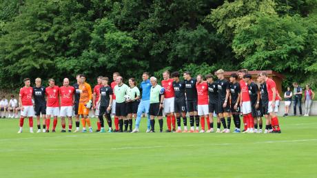 Vor dem Spiel stellten sich die Spieler der VG-Auswahl (rot-weiße Trikots), die U19 des FC Ausgburg (dunkle Trikots) und das Schiedsrichtergespann zum gemeinsamen Foto auf.
