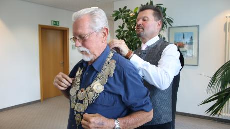 Schützenmeister Maximilian von Kirschbaum bekommt die verschollene Schützenkette vom Vorstandsvorsitzenden der Raiffeisenbank Schwabmünchen, Herbert Jauchmann, umgehängt.