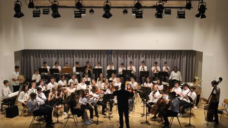 Das XL-Orchester mit Dirigent Andreas Nagl begeisterte mit epischer Kinofilmmusik.