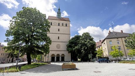 Die Kirche St. Johannes in Oberhausen vom Friedensplatz aus gesehen. 