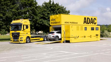 Zum kostenlosen Fahrzeug-Check rollt der ADAC-Truck auf dem Eislaufplatz in Schwabmünchen an.