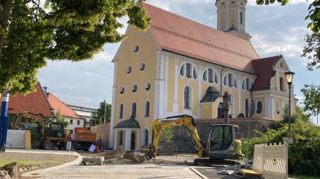 Entgegen mehrfacher Ankündigungen wird der Dorfplatz in Eresing zum Ulrichsfest nicht fertig gepflastert sein.