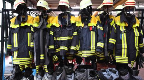 Auch Feuerwehrbekleidung hat ein Haltbarkeitsdatum: Es bemisst sich danach, wie oft sie gewaschen und imprägniert wird. 