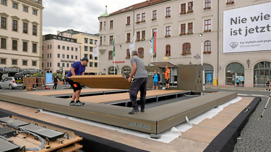 Am Dienstag liefen die Aufbauarbeiten für den temporären Wasserspielplatz auf dem Rathausplatz, ab Mittwoch soll das Fontänenfeld in Betrieb sein. 