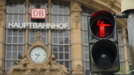 Die Stadt Frankfurt hat ihre Ampeln zur EM umgestaltet. Wie hier vor dem Hauptbahnhof zeigt das Männchen die Rote Karte. 