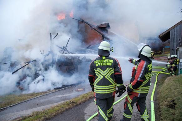 Großbrand auf landwirtschaftlichem Anwesen in Apfeldorf