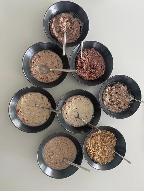 Il porridge è un cereale a base di fiocchi d'avena o farina d'avena cotti in acqua o latte.