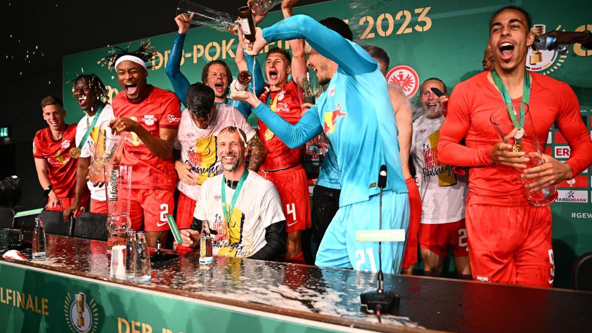 #Leipziger Pokalsieger stürmen Pressekonferenz