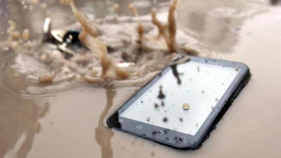 Wie bekomme ich mein Handy aus dem Wasser?