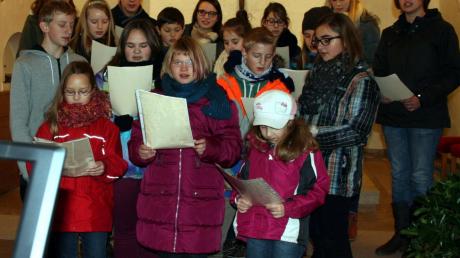 Der Jugendsingkreis unter Leitung von Marion Fuchsluger hatte zum Gelingen des Adventskonzertes in St. Veronika beigetragen.  