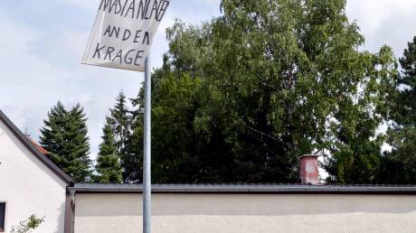 In einer Höhe von etwa fünf Metern haben Aktivisten des Aktionsbündnisses Mastanlagen Widerstand in Ziertheim ein Transparent aufgehängt, um gegen die geplante Erweiterung des dortigen Hühnermastbetriebs zu protestieren.  
