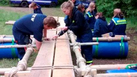 Die Jugendlichen lernten, wie sie einen Tonnensteg bauen. Dieser wird bei Hochwasser eingesetzt, damit Anwohner in ihre Häuser gelangen. 