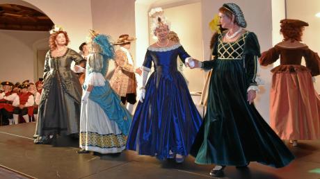 Die Tänze aus früheren Zeiten und die historische Mode führten das Publikum auf eine Zeitreise in die Vergangenheit.