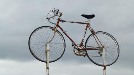 Im Bruckwörthweg lässt sich dieses Fahrrad entdecken. Was es damit wohl auf sich hat? 	
