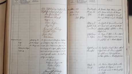 So sehen die in Sütterlinschrift verfassten Protokoll-Seiten aus. Eugen Zacher und Antonie Schiefnetter schreiben diese derzeit ab.  