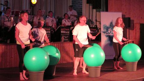 Ein Medley an Übungen zeigte die Gruppe "Prävention" des TSV Buttenwiesen beim Festabend auf der Bühne. Hier schwungvolle Trommelschläge auf Gymnastikbällen.