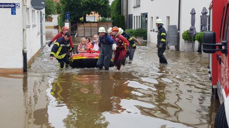 Nahe an einem Jahrhundert-Hochwasser war die Zusam. In Wertingen stand das Wasser bis zu einem halben Meter in den Straßen.  Etwa 100 Menschen mussten ihre Häuser verlassen. Einige Bürgerinnen und Bürger wurden mit dem Boot gerettet. 