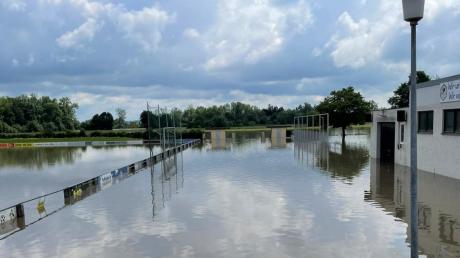Von zwei Seiten kam das Wasser ins Auwaldstadion in Lauingen. Der Verein geht von 50.000 Euro Schaden aus. 