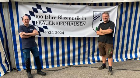Vorsitzender Thomas Schuster (links) und musikalischer Leiter Johannes Kienmoser vom Musikverein Frauenriedhausen feiern gemeinsam mit dem Verein 100 Jahre Blasmusik im Ort.