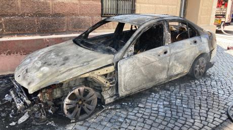 Ein Auto stand am Freitagmittag in Höchstädt in Vollbrand. Die Feuerwehr Höchstädt löschte die Flammen. 