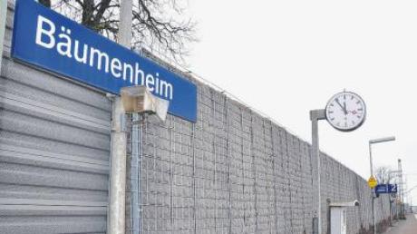 Der Lärmschutz entlang der Bahngleise in Bäumenheim soll verbessert werden. In einigen Jahren könnten auch im nördlichen Teil des Orts Lärmschutzwände entstehen (wie hier am Bahnhof). 