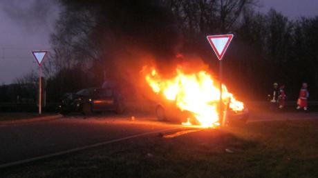 Nach einem Frontalzusammenstoß zweier Autos ging eines in Flammen auf.