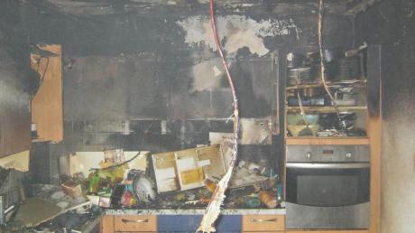 Bei dem Brand in einem Wohnhaus in Wemding wurde die Küche völlig zerstört. Der Schaden beträgt wohl einige Zehntausend Euro.  
