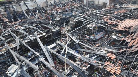 Nur noch Trümmer blieben von dem Supermarkt übrig, den ein Großbrand am späten Montagabend in Wemding komplett zerstörte. Der Schaden ist riesig. Die Polizei geht nach ersten vorsichtigen Schätzungen von rund drei Millionen Euro aus. 