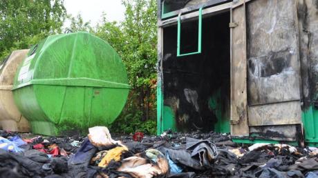 In diesem Altkleidercontainer am Recyclinghof legte ein Unbekannter gestern Feuer. Gleiches geschah an weiteren Stellen. 