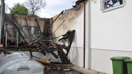 Bei einem Großbrand in Wemding ist ein Supermarkt (Netto) komplett zerstört worden. Der Schaden beträgt nach ersten vorsichtigen Schätzungen etwa zwei bis drei Millionen Euro. An dem Gebäude stürzte das Dach komplett ein. Das Feuer brach offenbar in einem Container in diesem Bereich aus. 