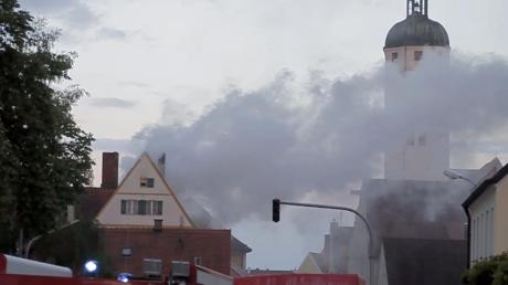 Rauchschwaden über dem Wemdinger Stadtzentrum: Am gestrigen Morgen brannte ein Mehrfamilienhaus. Die Bewohner blieben unversehrt. Der Schaden ist aber hoch. 