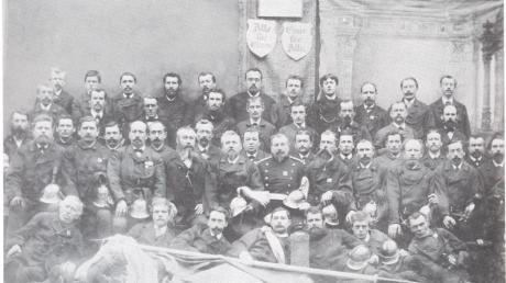 Das 25-jährige Bestehen der freiwilligen Feuerwehr feierten diese Männer im Jahr 1889 in Wemding.  
