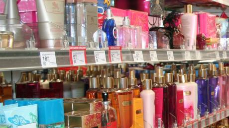 Aus einem Drogereimarkt in Neu-Ulm soll ein Paar Parfüm im Wert von mehr als 2500 Euro gestohlen haben.