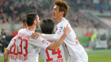 Die Spieler des FC Augsburg bejubeln den Treffer von Sascha Mölders zum 1:0 gegen Fortuna Düsseldorf.