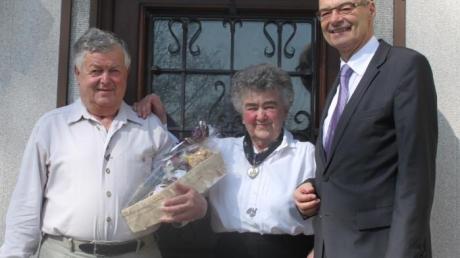 Zum Jubiläum von Franz und Maria Vötter überreichte Bürgermeister Manfred Wolf (rechts) einen Geschenkkorb und gratulierte herzlich. 