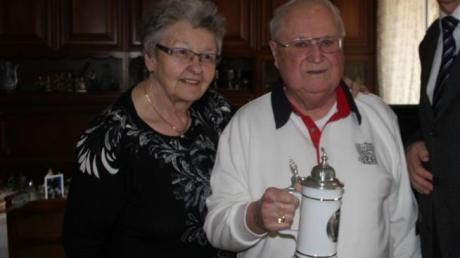 Franz Weigand wurde 90 Jahre und erhielt von Bürgermeister Manfred Wolf einen Bierkrug mit dem Wahrzeichen der Gemeinde Kissing geschenkt. Mit im Bild Ehefrau Lilo. 