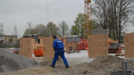 Man sieht schon die ersten Strukturen beim Neubau der Kissinger Kinderkrippe auf dem Gelände des ehemaligen Verkehrsübungsplatzes.