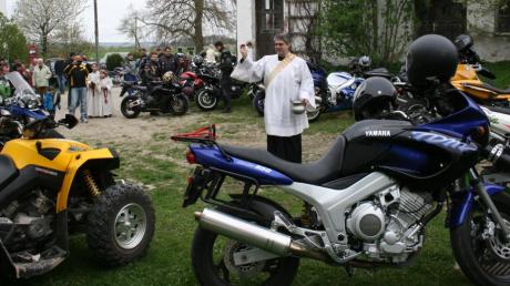 Diakon Michael Popfinger segnete nach dem Gottesdienst in St. Franziskus die Motorräder für die neue Saison. 
