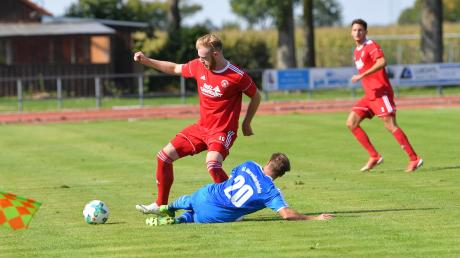 Markus Gärtner (links, rotes Trikot) brachte den SV Mering gegen den SC Oberweikertshofen früh mit 1:0 in Führung. Der MSV siegte letztlich mit 2:0 und schaffte damit endlich den ersten Heimsieg in der laufenden Saison. 