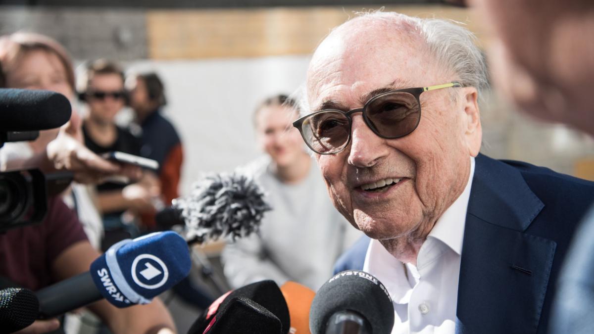 #Sportpolitik: Freisprüche für ehemalige Funktionäre Blatter und Platini