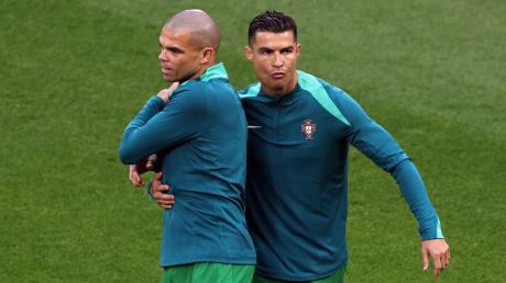 Haben EM-Geschichte geschrieben: Die Portugiesen Pepe (l) und Cristiano Ronaldo.