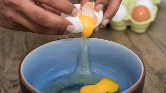 Für Rührei zunächst die Eier in eine Schüssel geben und anschließend mit  dem Schneebesen verrühren. Foto: Robert Günther