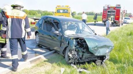 Ein 84-jähriger Autofahrer und seine 82-jährige Frau wurden gestern Nachmittag bei einem Unfall auf der Kreisstraße zwischen Kötz und Oxenbronn verletzt. Ein 19-jähriger Autofahrer hatte den Wagen der beiden übersehen.  