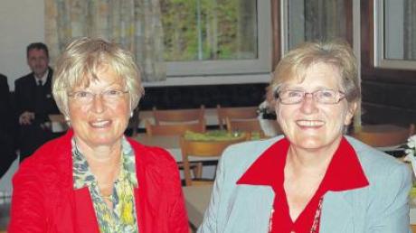 Sichtlich erfreut waren stellvertretende Vorsitzende Gunda Kircher (links) und Schriftführerin Marianne Klement über das rege Interesse am Losverkauf zum Jubiläum des Obst- und Gartenbauvereins Hochwang.  